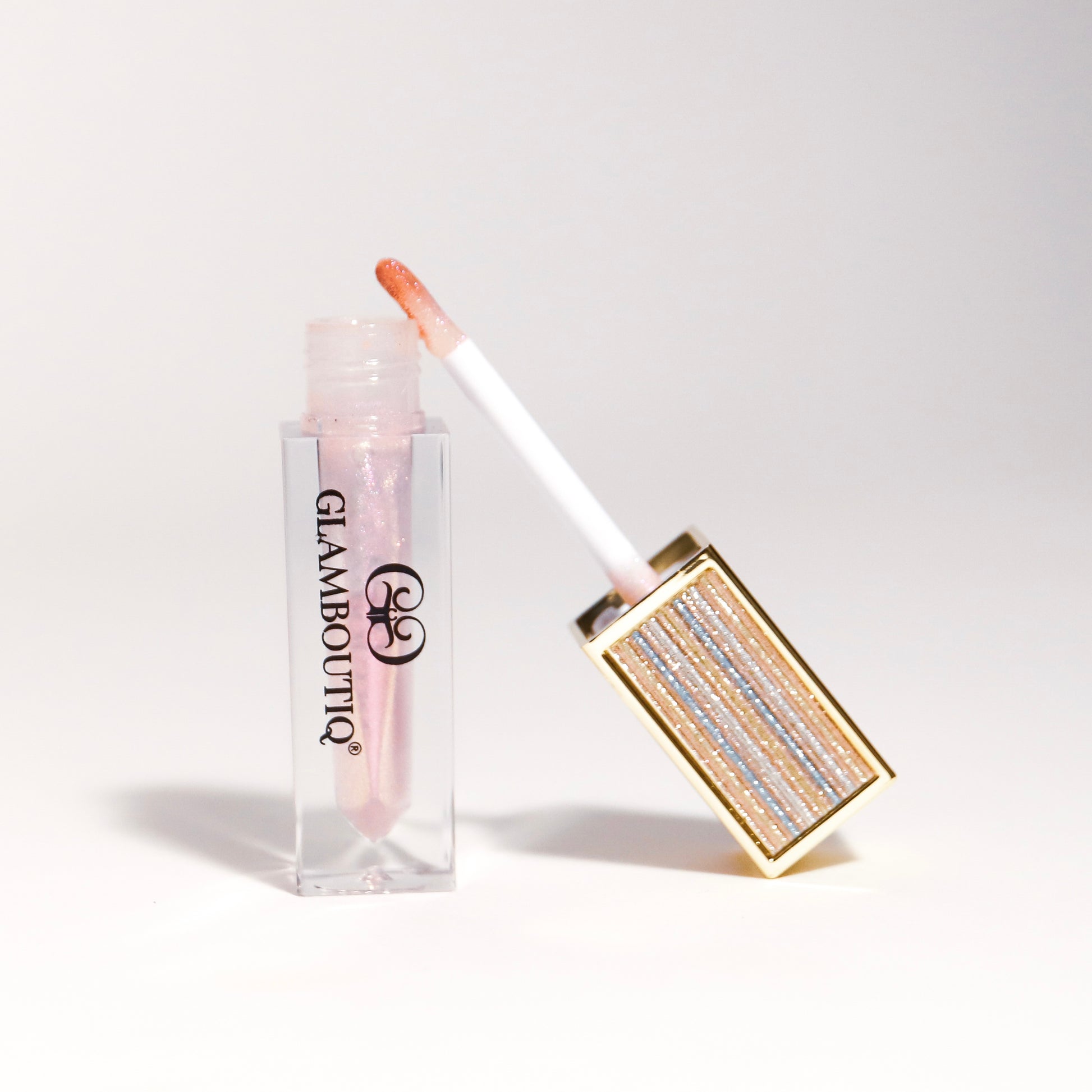 Shimmering lipgloss in a radiant GlamSparkle shade for a sparkling finish